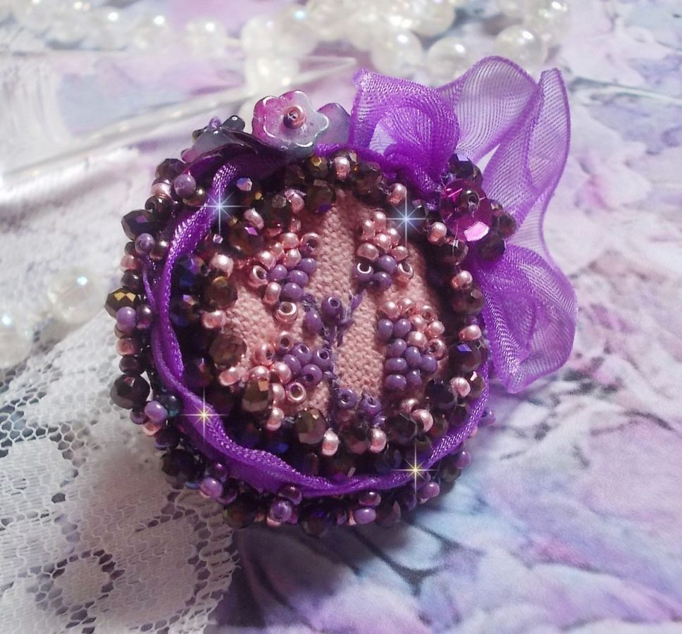 Anel Romântico Lady Ring bordado num tecido de linho rosa com contas de sementes Pink, Iris, Purple e Peach 