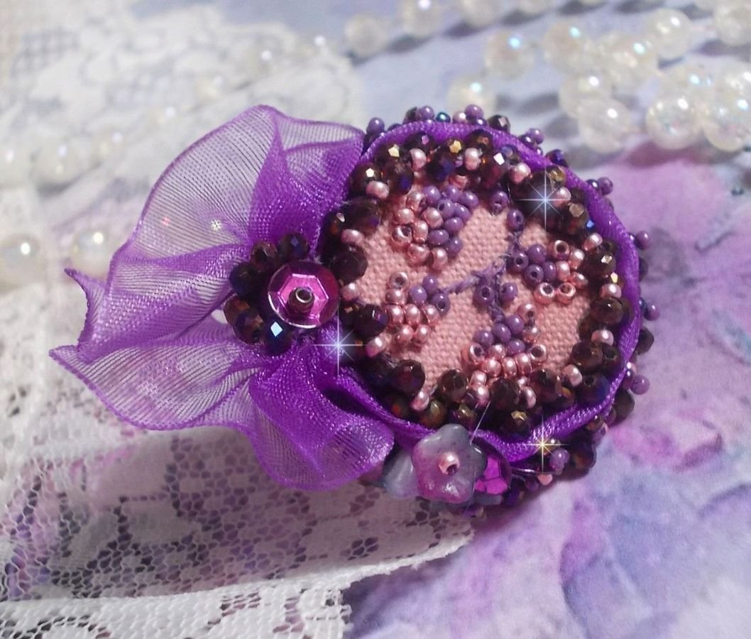 Anel Romântico Lady Ring bordado num tecido de linho rosa com contas de sementes Pink, Iris, Purple e Peach 
