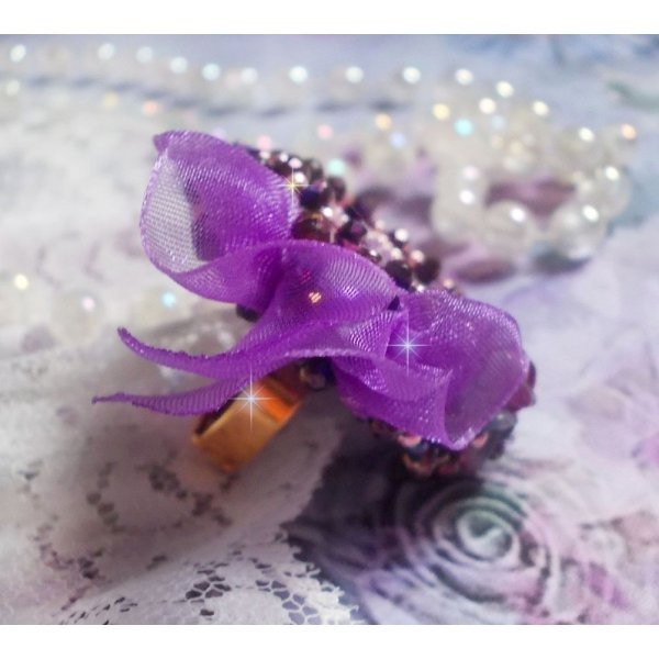 Anel Rom&acirc;ntico Lady Ring bordado num tecido de linho rosa com contas de sementes Pink, Iris, Purple e Peach 