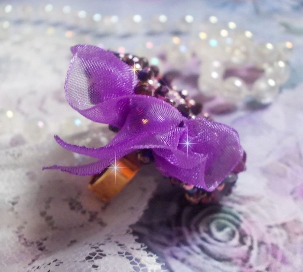 Anel Romântico Lady Ring bordado num tecido de linho rosa com contas de sementes Pink, Iris, Purple e Peach 
