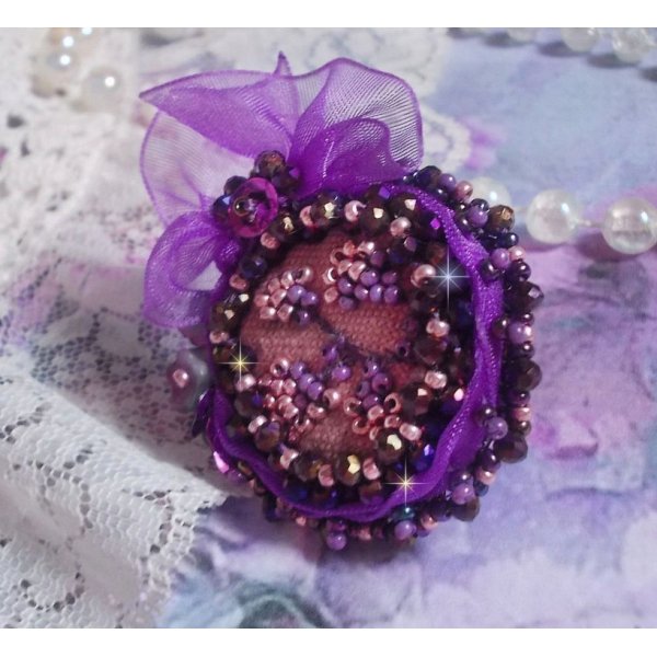 Anel Rom&acirc;ntico Lady Ring bordado num tecido de linho rosa com contas de sementes Pink, Iris, Purple e Peach 