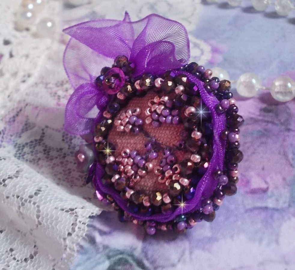 Anel Romântico Lady Ring bordado num tecido de linho rosa com contas de sementes Pink, Iris, Purple e Peach 