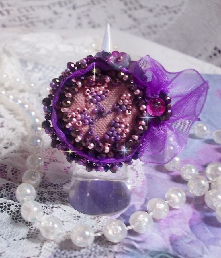 Anel Romântico Lady Ring bordado num tecido de linho rosa com contas de sementes Pink, Iris, Purple e Peach 