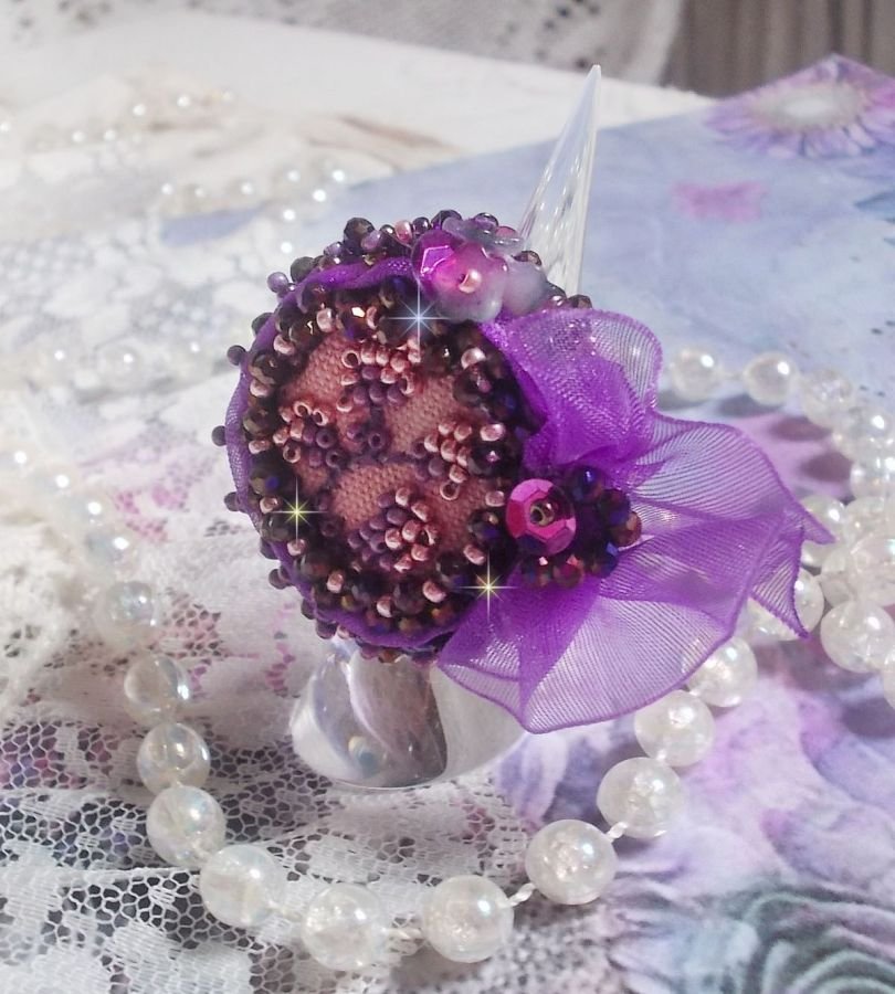 Anel Romântico Lady Ring bordado num tecido de linho rosa com contas de sementes Pink, Iris, Purple e Peach 