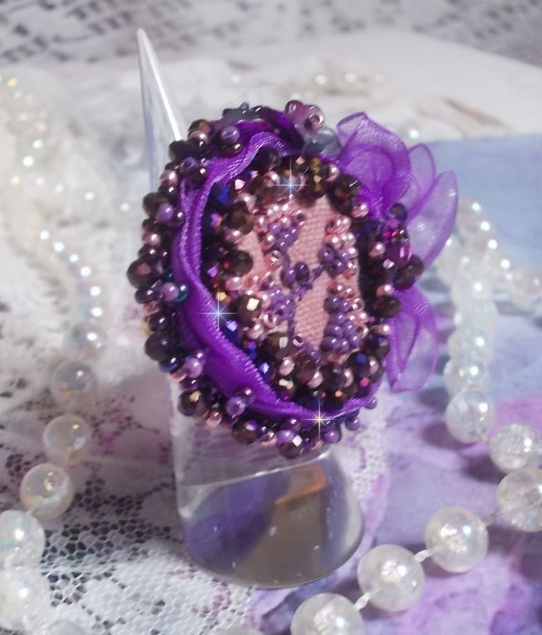 Anel Romântico Lady Ring bordado num tecido de linho rosa com contas de sementes Pink, Iris, Purple e Peach 