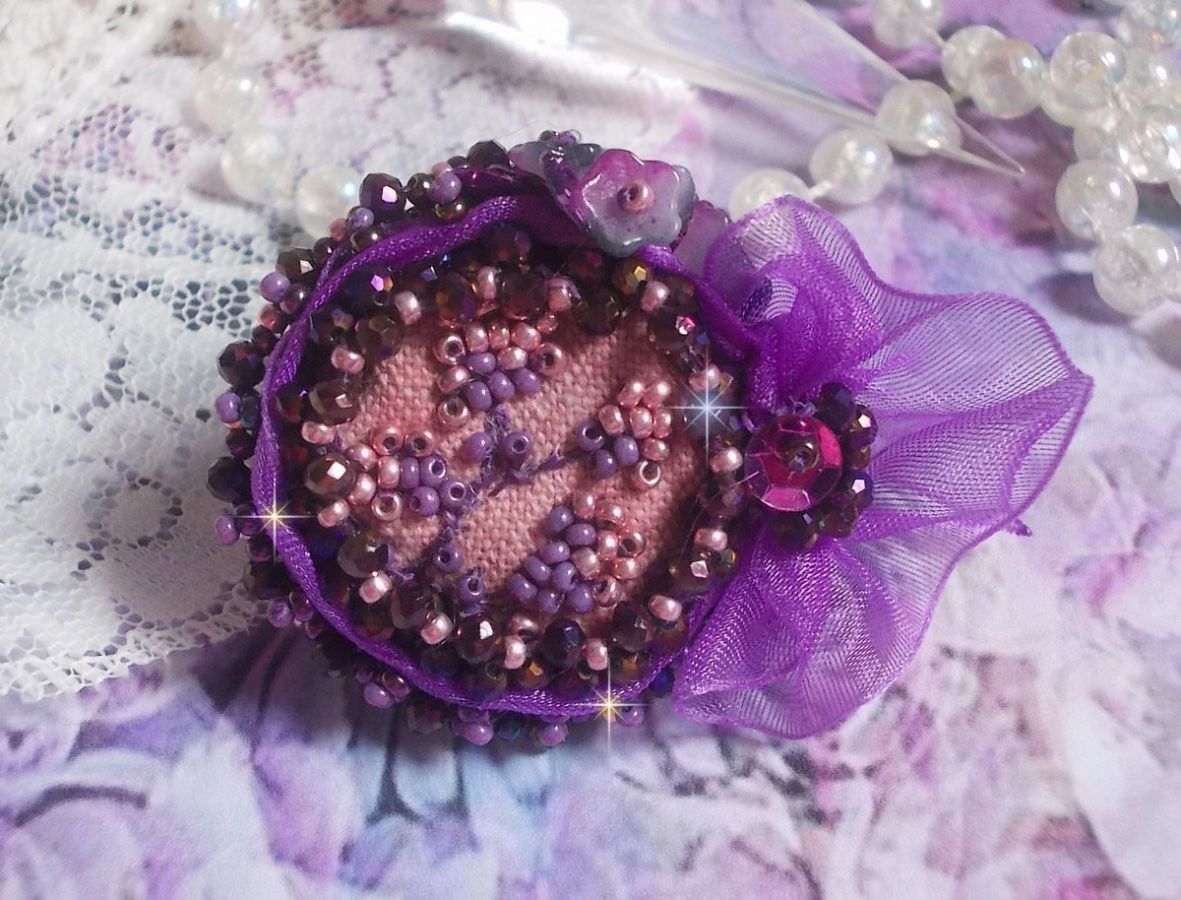 Anel Romântico Lady Ring bordado num tecido de linho rosa com contas de sementes Pink, Iris, Purple e Peach 