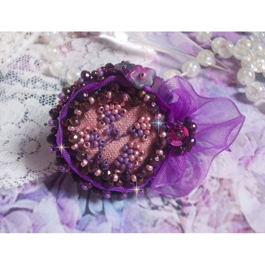 Anel Romântico Lady Ring bordado num tecido de linho rosa com contas de sementes Pink, Iris, Purple e Peach 