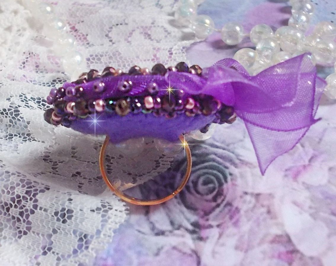 Anel Romântico Lady Ring bordado num tecido de linho rosa com contas de sementes Pink, Iris, Purple e Peach 