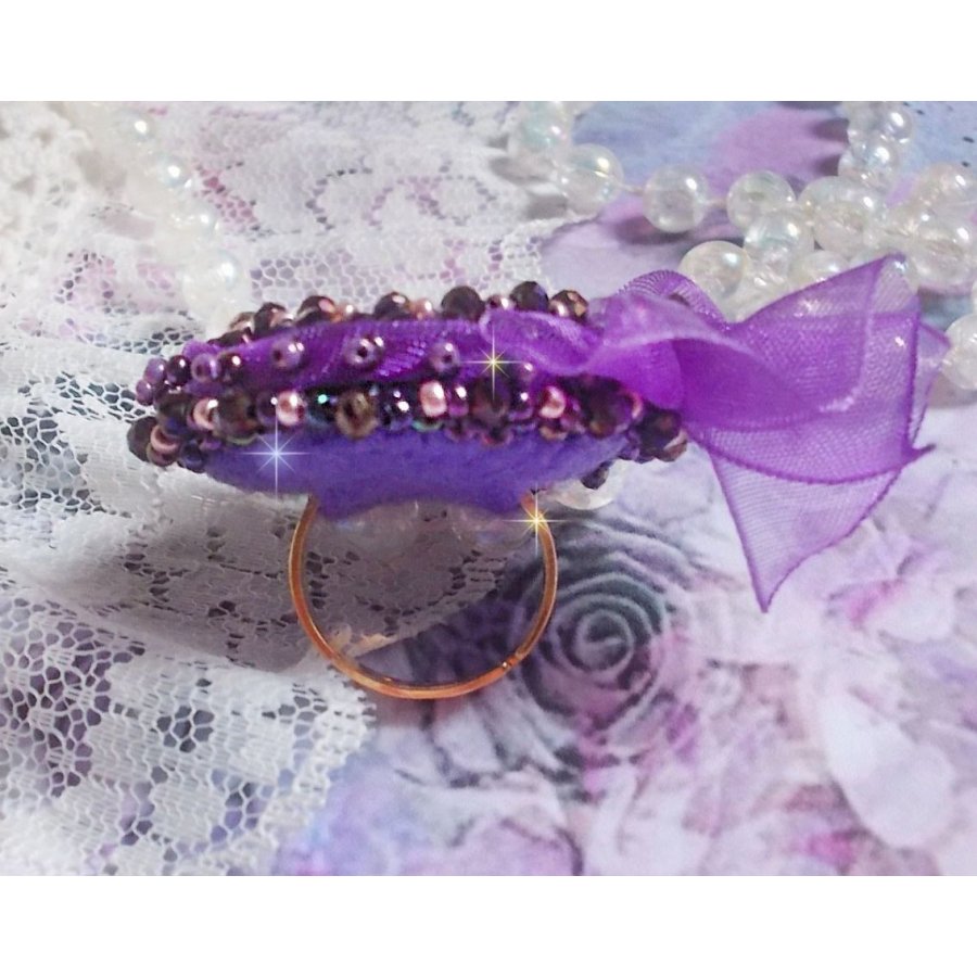 Anel Romântico Lady Ring bordado num tecido de linho rosa com contas de sementes Pink, Iris, Purple e Peach 
