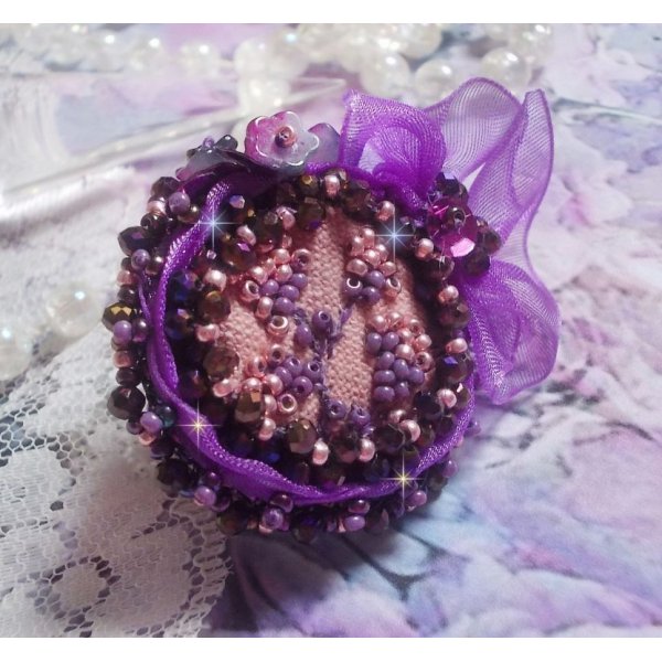 Anel Rom&acirc;ntico Lady Ring bordado num tecido de linho rosa com contas de sementes Pink, Iris, Purple e Peach 