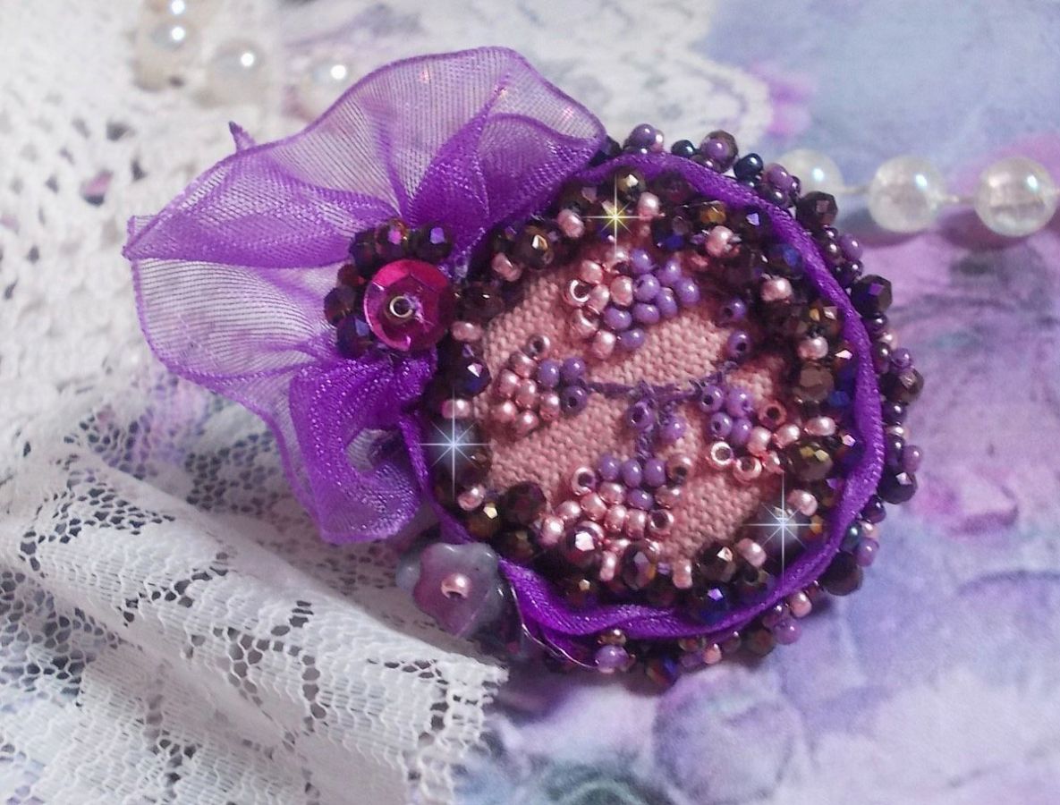 Anel Romântico Lady Ring bordado num tecido de linho rosa com contas de sementes Pink, Iris, Purple e Peach 