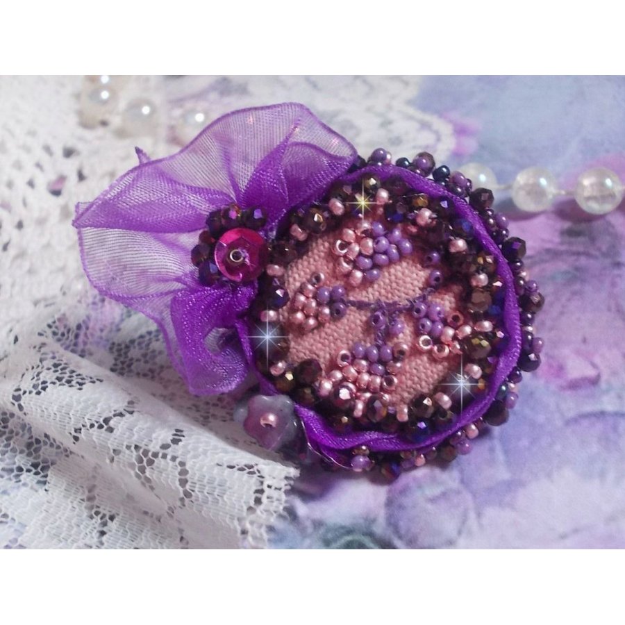 Anel Romântico Lady Ring bordado num tecido de linho rosa com contas de sementes Pink, Iris, Purple e Peach 