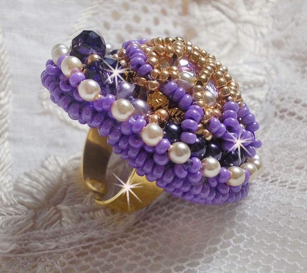 Anel Laureline bordado com pérolas redondas achatadas e um cabochon de cristal Swarovski