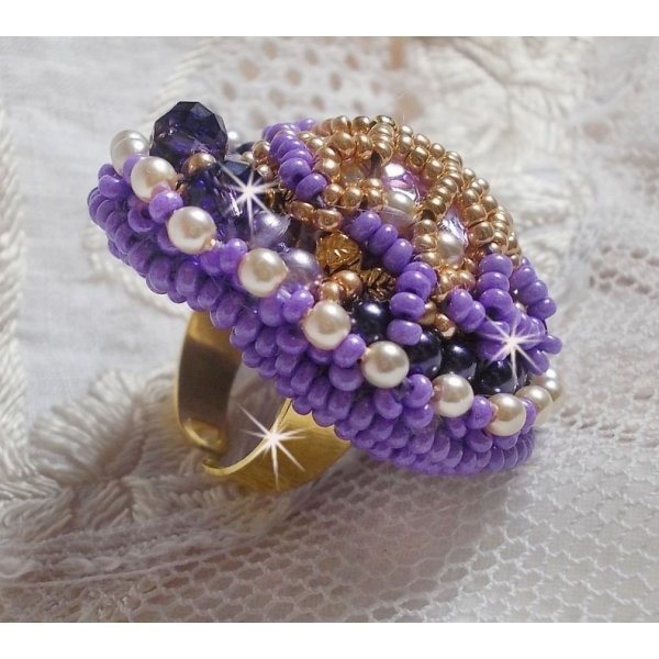 Anel Laureline bordado com p&eacute;rolas redondas achatadas e um cabochon de cristal Swarovski