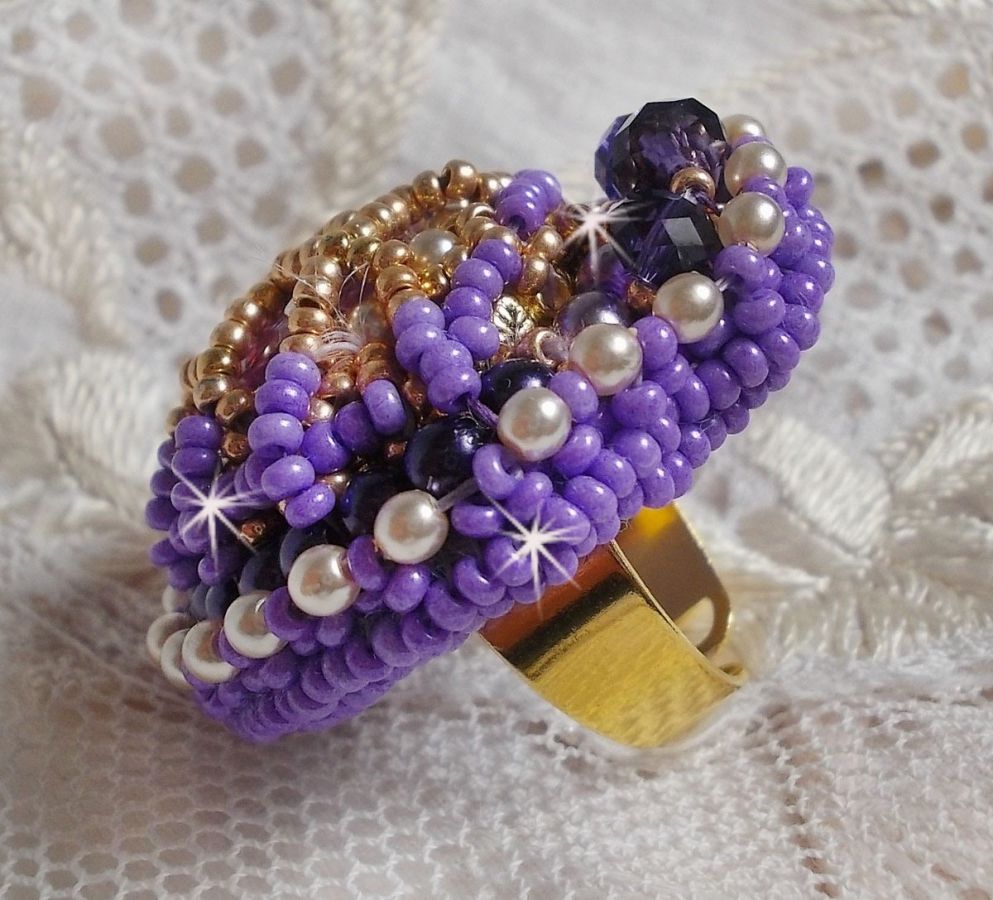 Anel Laureline bordado com pérolas redondas achatadas e um cabochon de cristal Swarovski