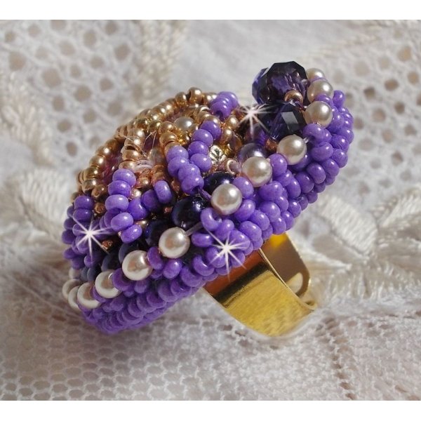 Anel Laureline bordado com p&eacute;rolas redondas achatadas e um cabochon de cristal Swarovski