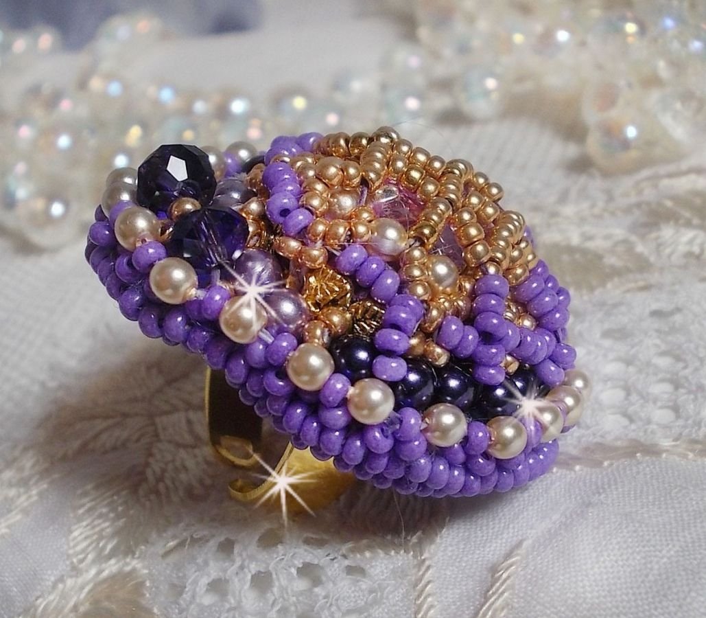 Anel Laureline bordado com pérolas redondas achatadas e um cabochon de cristal Swarovski