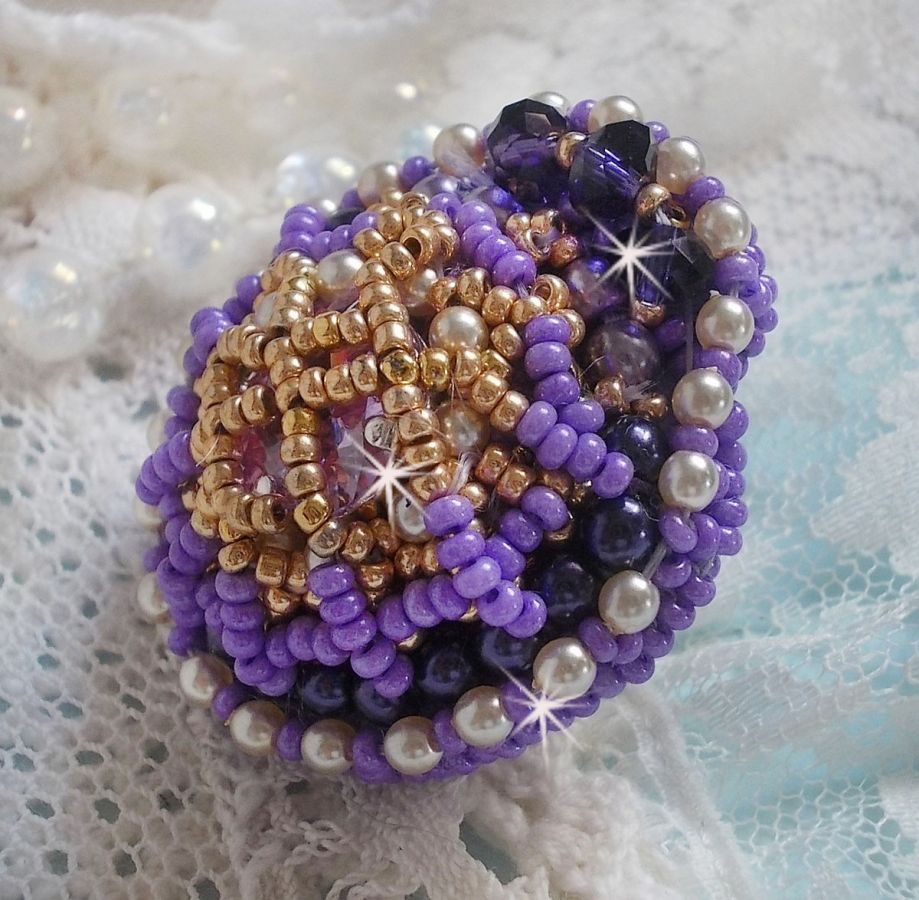 Anel Laureline bordado com pérolas redondas achatadas e um cabochon de cristal Swarovski
