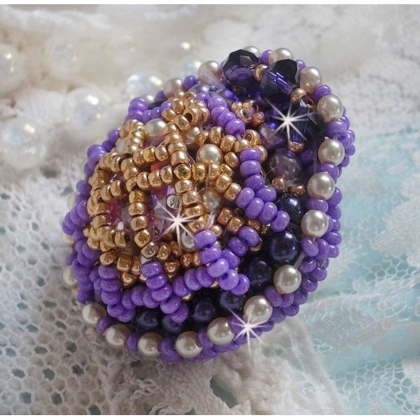 Anel Laureline bordado com p&eacute;rolas redondas achatadas e um cabochon de cristal Swarovski