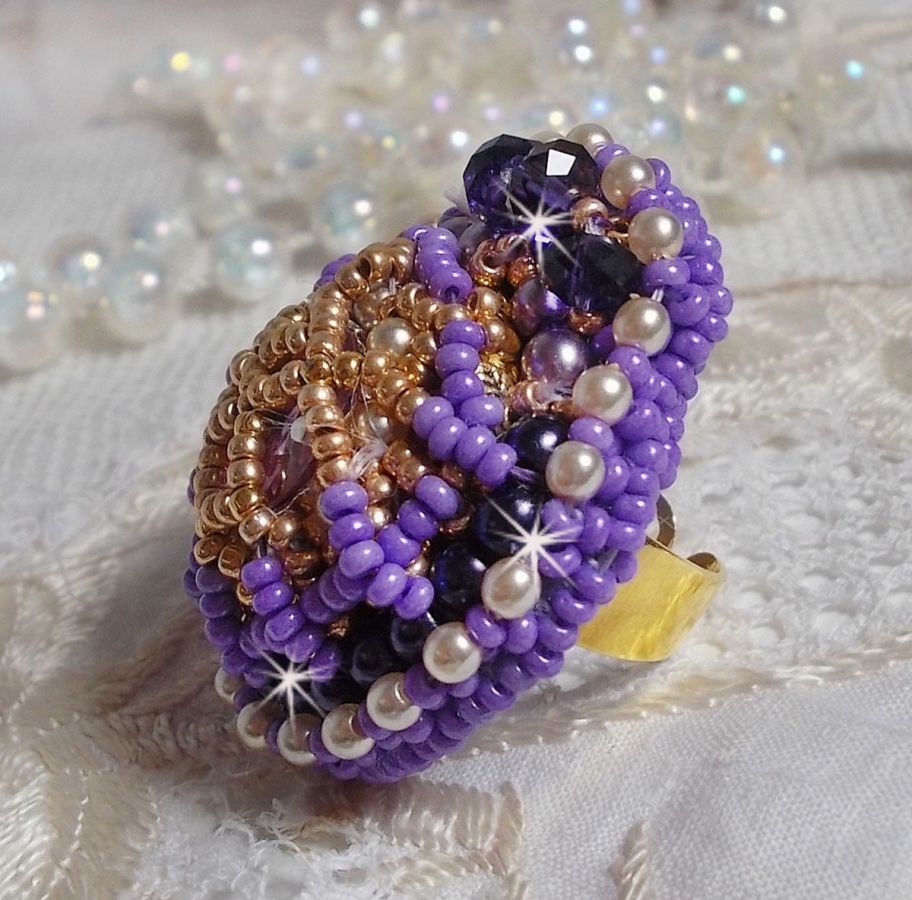 Anel Laureline bordado com pérolas redondas achatadas e um cabochon de cristal Swarovski