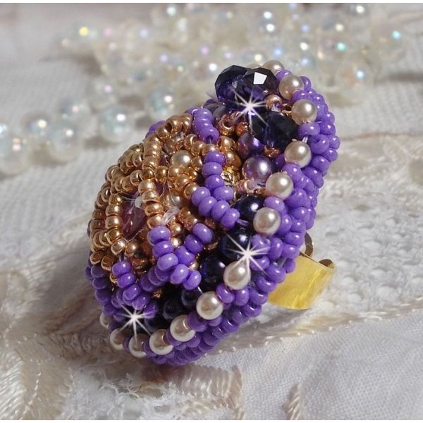 Anel Laureline bordado com p&eacute;rolas redondas achatadas e um cabochon de cristal Swarovski