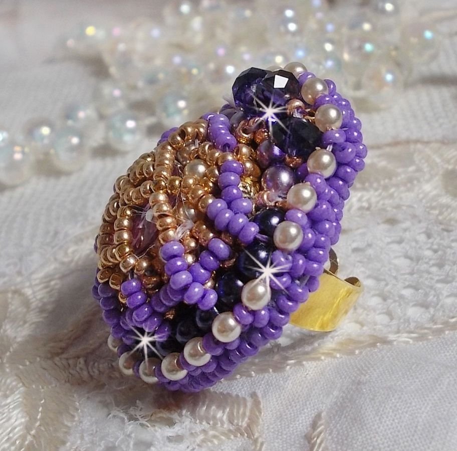 Anel Laureline bordado com pérolas redondas achatadas e um cabochon de cristal Swarovski