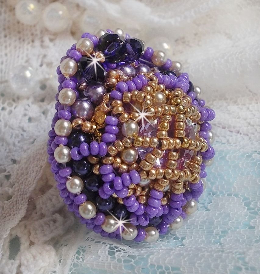 Anel Laureline bordado com pérolas redondas achatadas e um cabochon de cristal Swarovski