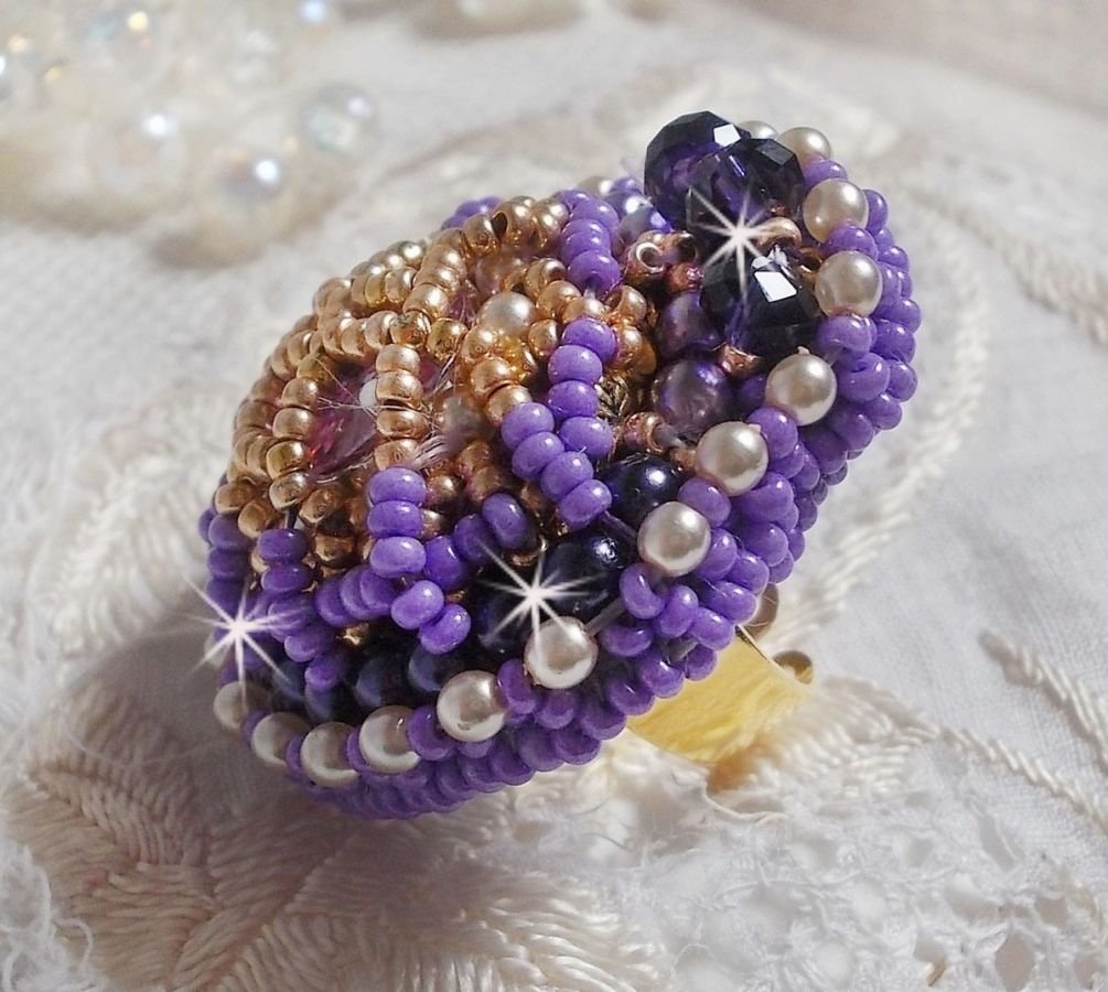 Anel Laureline bordado com pérolas redondas achatadas e um cabochon de cristal Swarovski