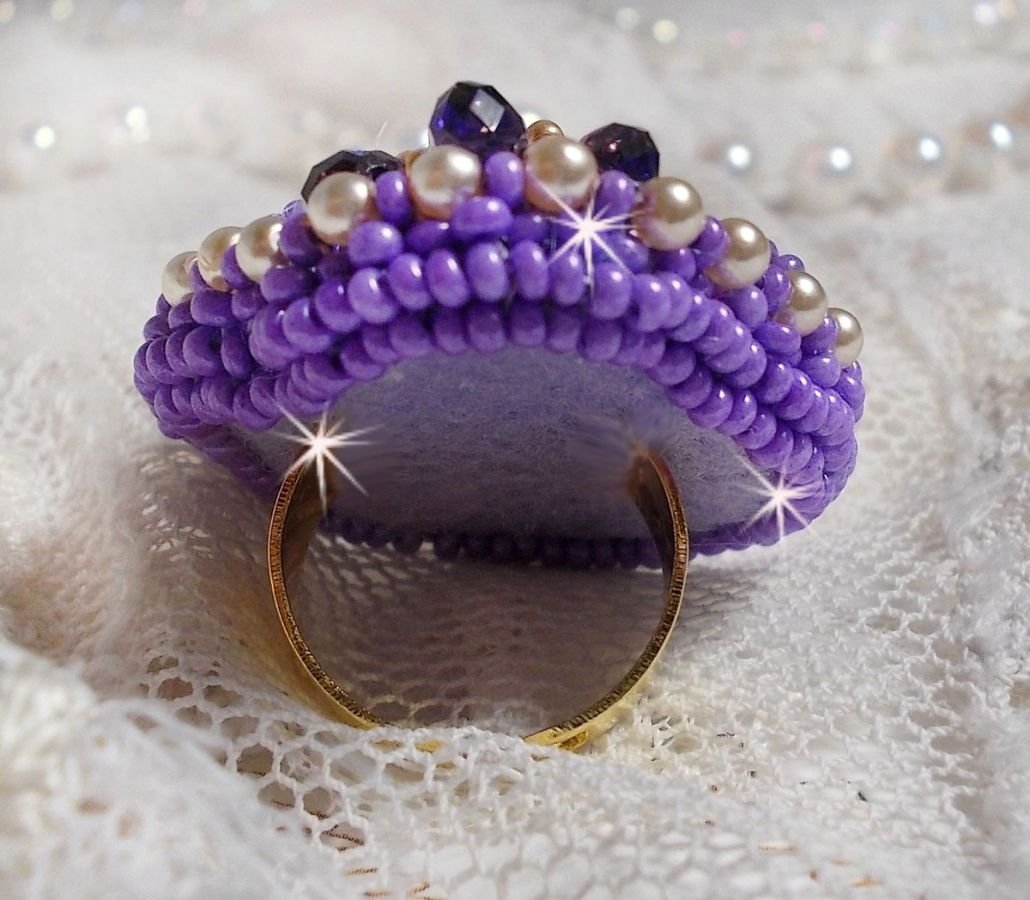 Anel Laureline bordado com pérolas redondas achatadas e um cabochon de cristal Swarovski