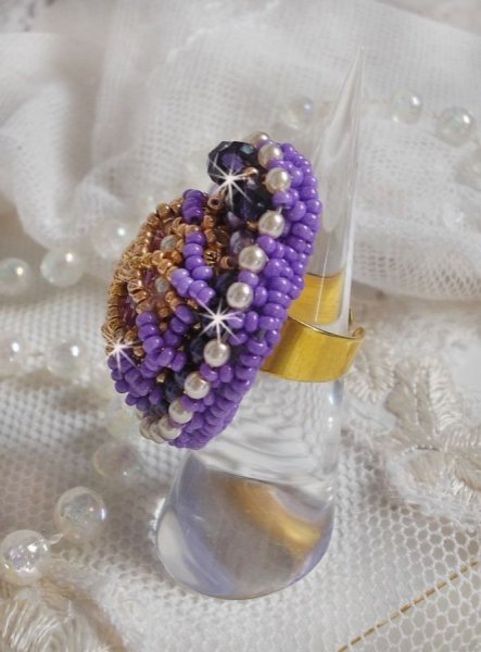 Anel Laureline bordado com p&eacute;rolas redondas achatadas e um cabochon de cristal Swarovski