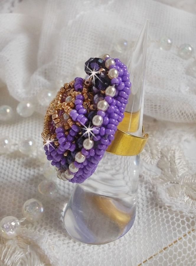 Anel Laureline bordado com pérolas redondas achatadas e um cabochon de cristal Swarovski