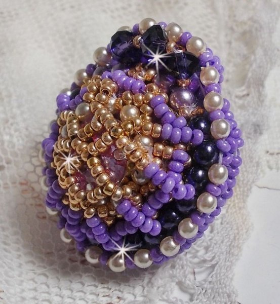 Anel Laureline bordado com p&eacute;rolas redondas achatadas e um cabochon de cristal Swarovski