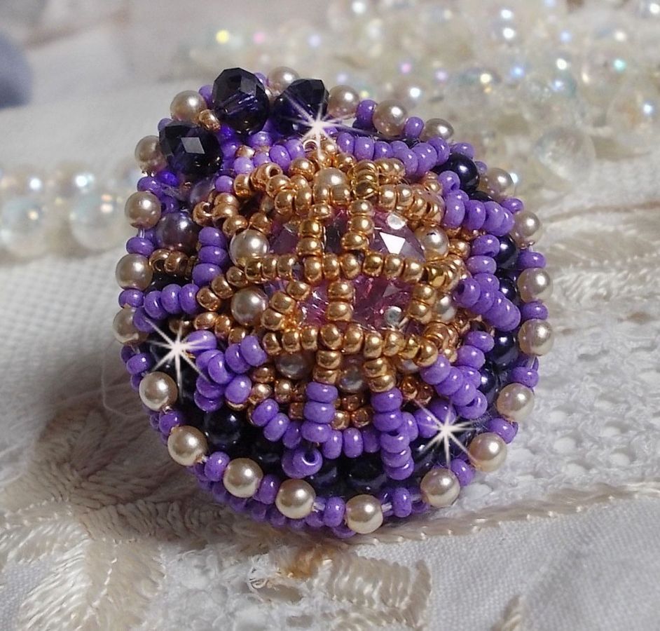 Anel Laureline bordado com pérolas redondas achatadas e um cabochon de cristal Swarovski