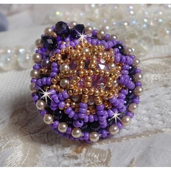 Anel Laureline bordado com p&eacute;rolas redondas achatadas e um cabochon de cristal Swarovski