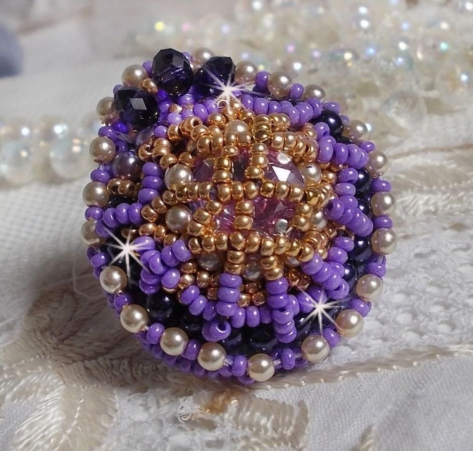 Anel Laureline bordado com pérolas redondas achatadas e um cabochon de cristal Swarovski