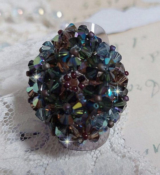 Anel Picasso Castanho Longo criado com cristal Swarovski facetado e cachado em Brown, Safira Indiana e Turmalina em qualidade AB com contas de sementes