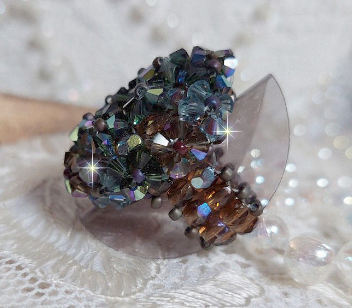 Anel Picasso Castanho Longo criado com cristal Swarovski facetado e cachado em Brown, Safira Indiana e Turmalina em qualidade AB com contas de sementes
