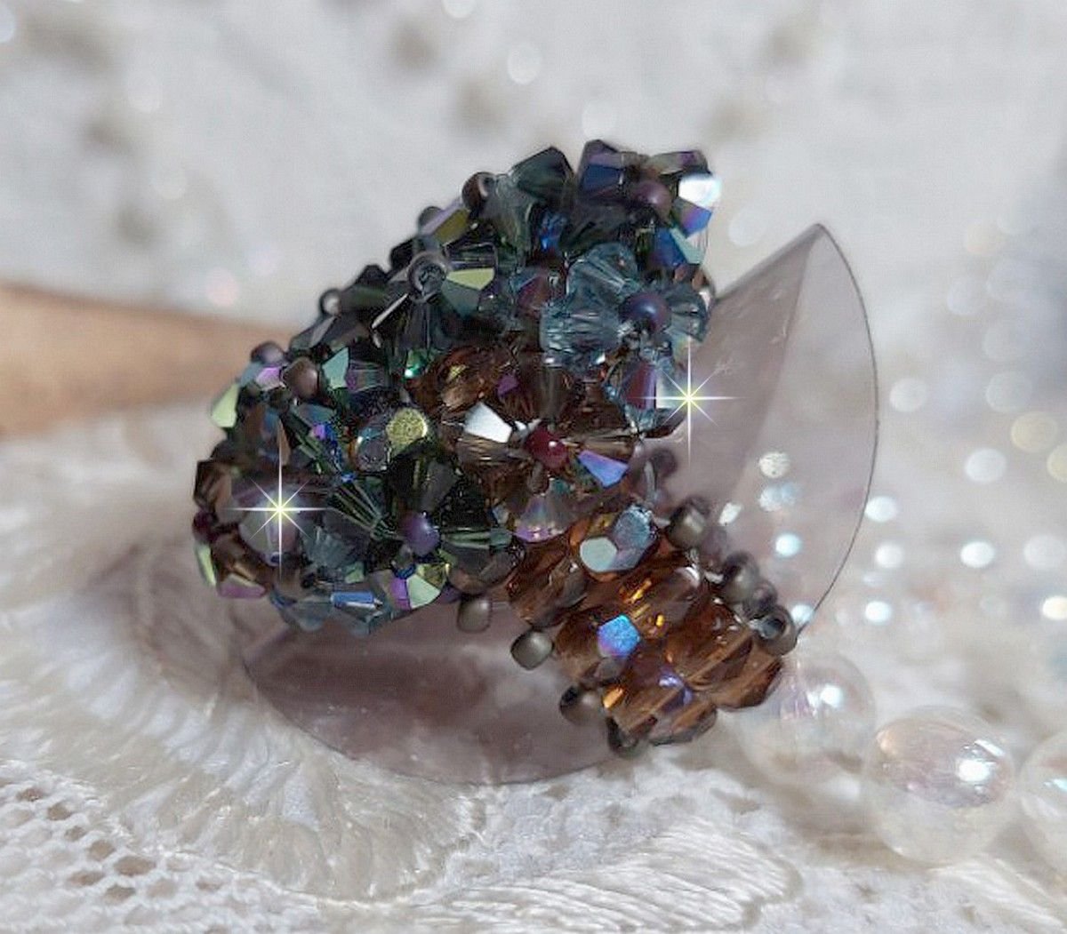 Anel Picasso Castanho Longo criado com cristal Swarovski facetado e cachado em Brown, Safira Indiana e Turmalina em qualidade AB com contas de sementes
