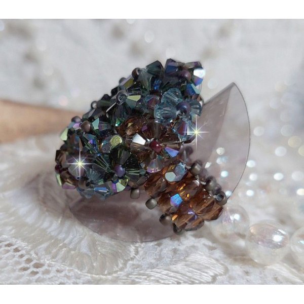 Anel Picasso Castanho Longo criado com cristal Swarovski facetado e cachado em Brown, Safira Indiana e Turmalina em qualidade AB com contas de sementes