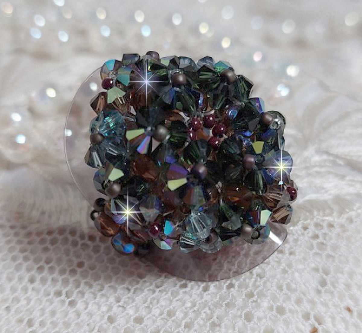 Anel Picasso Castanho Longo criado com cristal Swarovski facetado e cachado em Brown, Safira Indiana e Turmalina em qualidade AB com contas de sementes