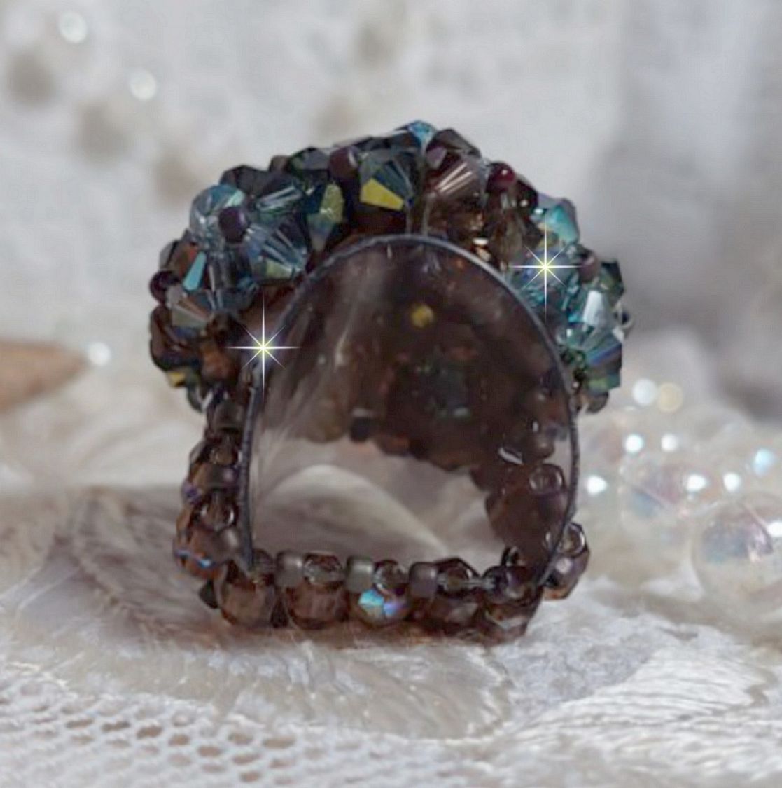 Anel Picasso Castanho Longo criado com cristal Swarovski facetado e cachado em Brown, Safira Indiana e Turmalina em qualidade AB com contas de sementes