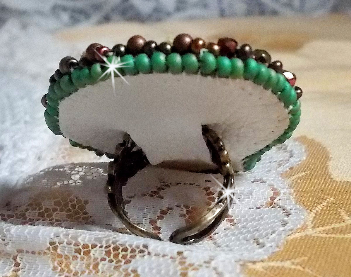 Anel lunar veneziano bordado com fita de seda cor camaleão, cristais Swarovski, várias pérolas e pérolas de sementes