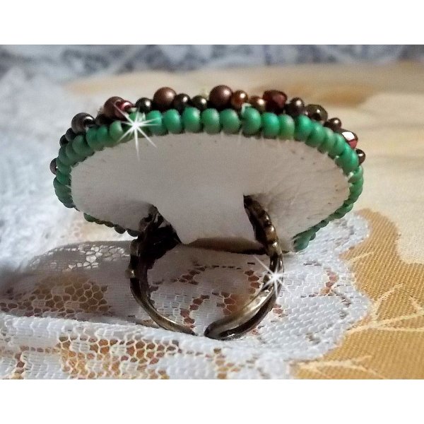 Anel lunar veneziano bordado com fita de seda cor camale&atilde;o, cristais Swarovski, v&aacute;rias p&eacute;rolas e p&eacute;rolas de sementes