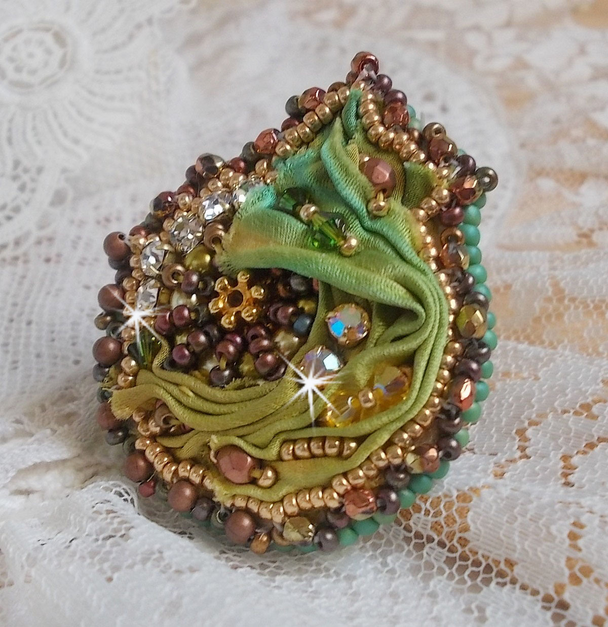 Anel lunar veneziano bordado com fita de seda cor camaleão, cristais Swarovski, várias pérolas e pérolas de sementes