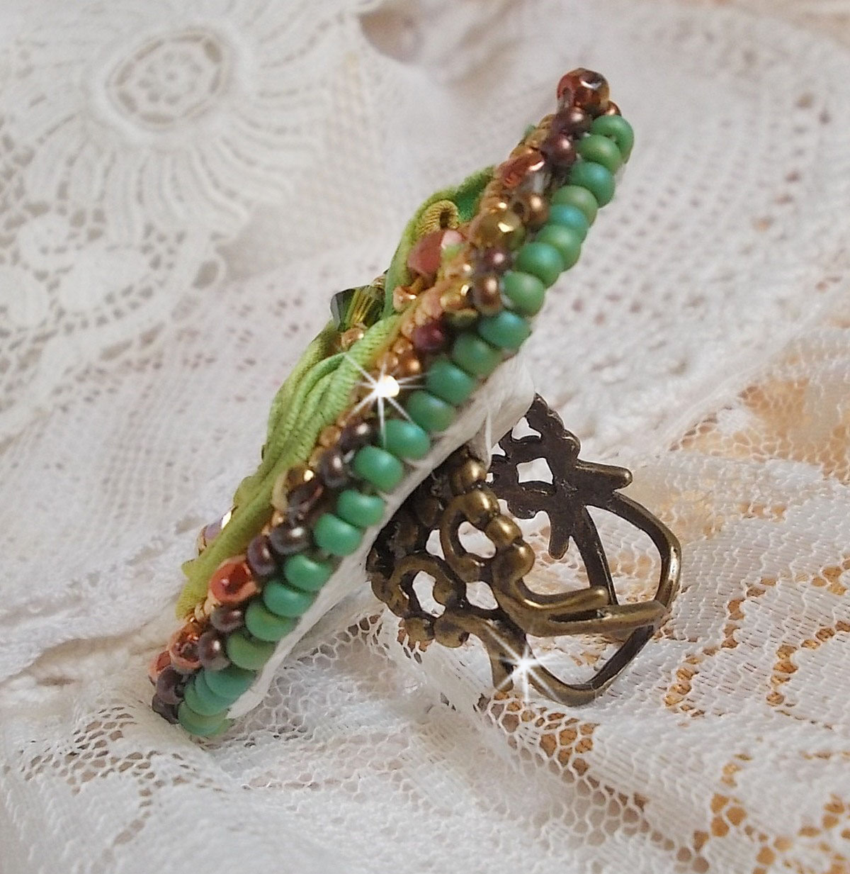 Anel lunar veneziano bordado com fita de seda cor camaleão, cristais Swarovski, várias pérolas e pérolas de sementes