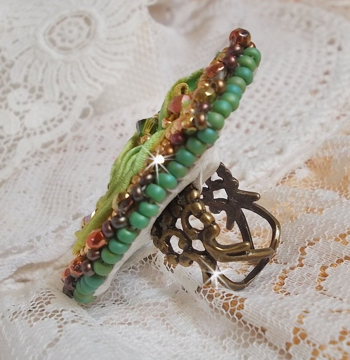 Anel lunar veneziano bordado com fita de seda cor camaleão, cristais Swarovski, várias pérolas e pérolas de sementes