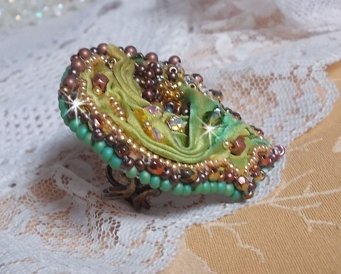Anel lunar veneziano bordado com fita de seda cor camaleão, cristais Swarovski, várias pérolas e pérolas de sementes
