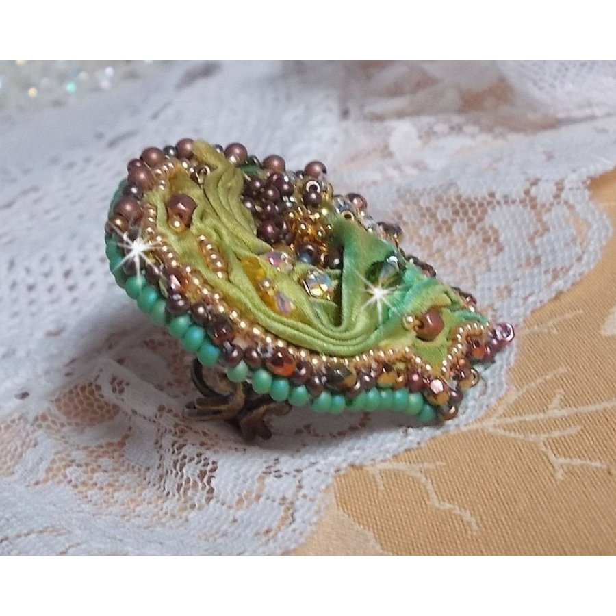 Anel lunar veneziano bordado com fita de seda cor camaleão, cristais Swarovski, várias pérolas e pérolas de sementes