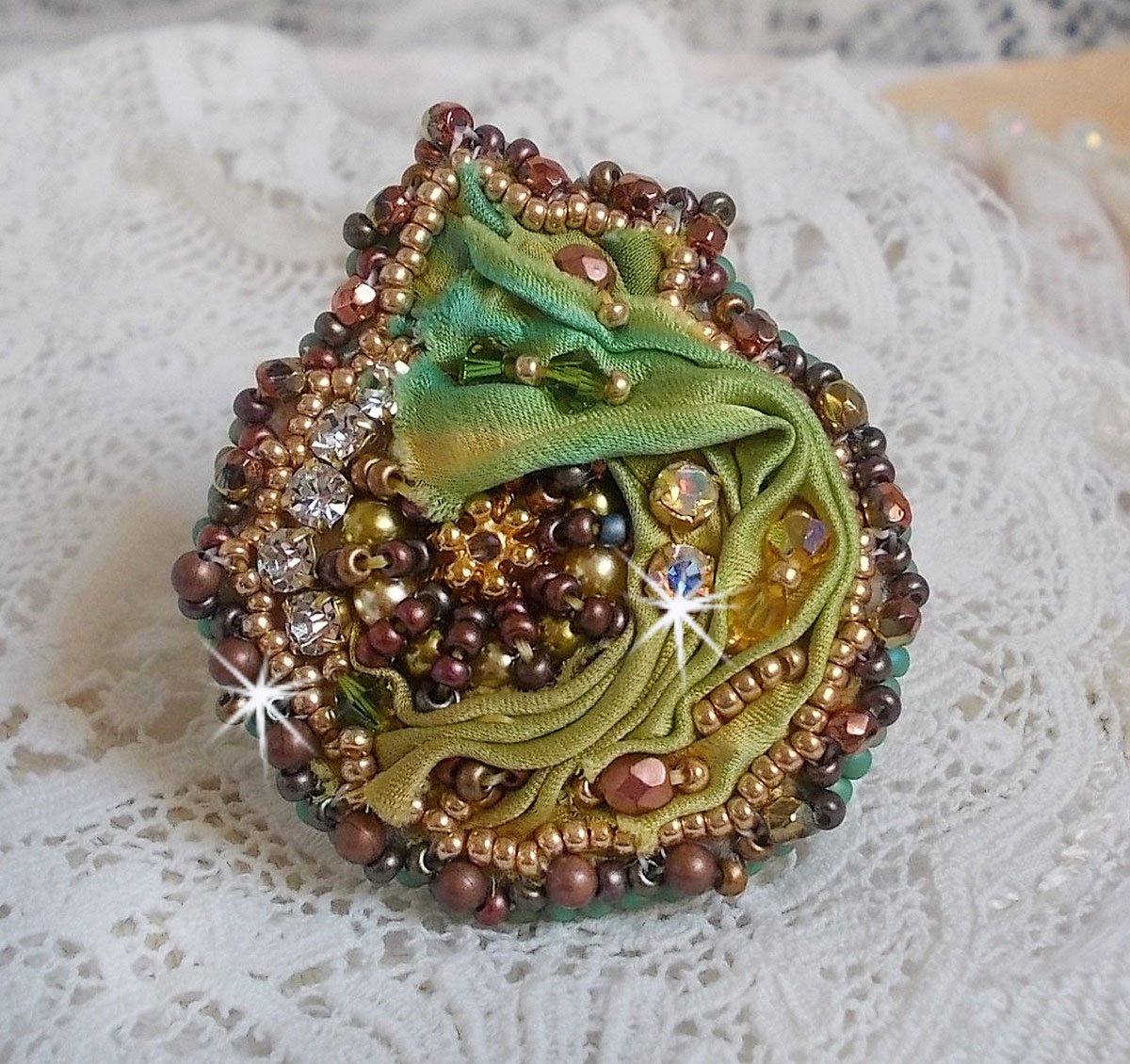 Anel lunar veneziano bordado com fita de seda cor camaleão, cristais Swarovski, várias pérolas e pérolas de sementes