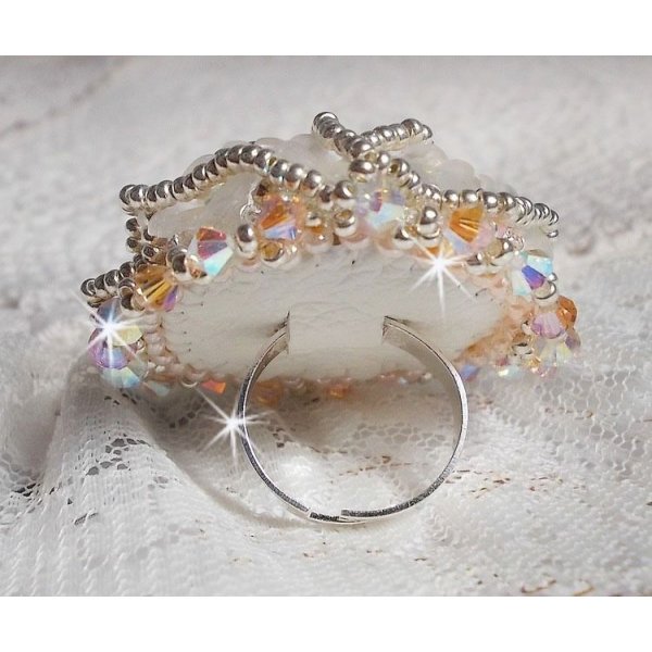 Anel Bouquet d'un Jour bordado com lírios de lucite, topos giratórios de cristal Swarovski, um cabochon perolado com missangas de prata e salmão